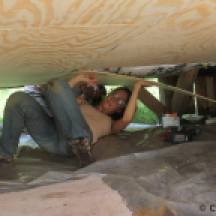 Installation des planches sous la maison