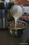 Versez le lait dans un bol pour le congeler